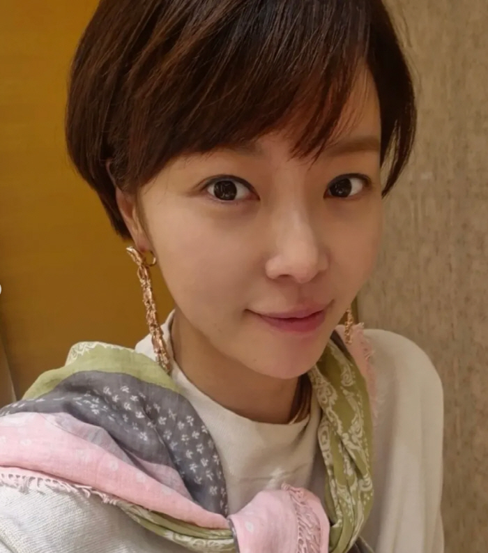 Hwang Jung-eum authenticated her natural beauty and took a very close-up selfie..Are you 40 years old?