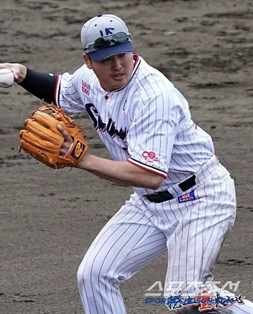 If you go to the Major League, you can only play DH, the monster hitter Murakami Middle School, the first outfield training since middle school, but I want to continue playing as a third baseman 