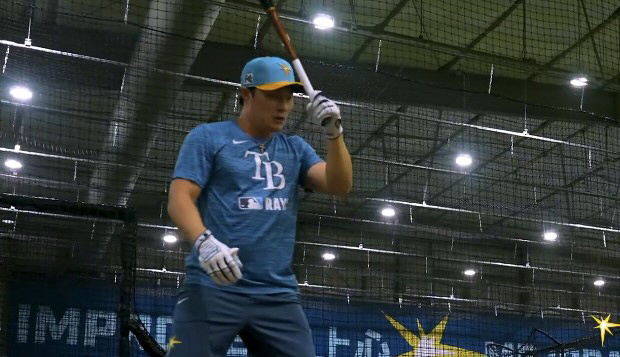 I'm very satisfied with the blue color after wearing a TB training suit. Kim Ha-sung got the bat right away. Perfect baseball player coach praises me