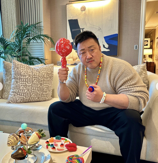 Scheduled ♥ Ma Dong-seok, Happy Valentine's Day A sweet guy who wielded a candy to show off his honeymoon