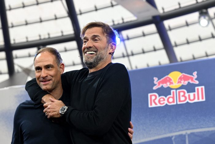 World-renowned master Jurgen Klopp makes a surprise appearance in the opening game of Japan's second division...Onsite inspection of Omiya in Red Bull's capacity as an executive