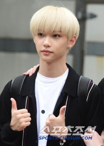 Stray Kids’ Felix to Miss Fan Meeting Due to Injury from Minor Car Accident