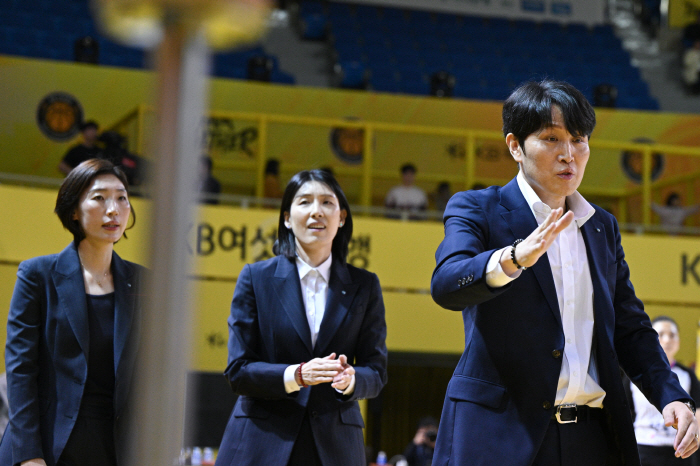 From training to interpreting, Unsung Hero Jeon Ju-won, coach Lim Young-hee, and coach Wi Sung-woo contributed to Woori Bank's victory