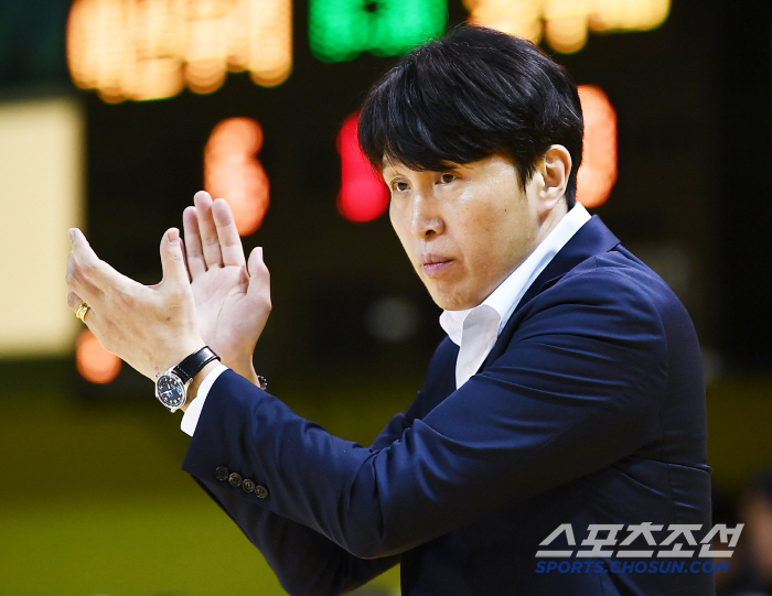 From training to interpreting, Unsung Hero Jeon Ju-won, coach Lim Young-hee, and coach Wi Sung-woo contributed to Woori Bank's victory