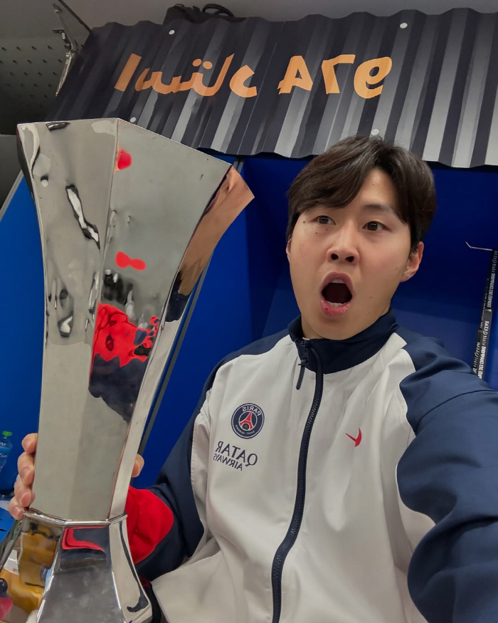 Has this ever happened in Korean history? The Taegeuk Warriors' super-jackpot winning march Kim Min-jae  Lee Kang-in  Seol Young-woo  Oh Hyun-kyu  Yang Hyun-jun trophy can be swept