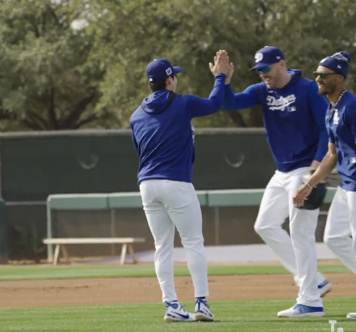 Hyesung, look carefully. This is the Dodgers. Mookie Betts helps the special rookie from Korea