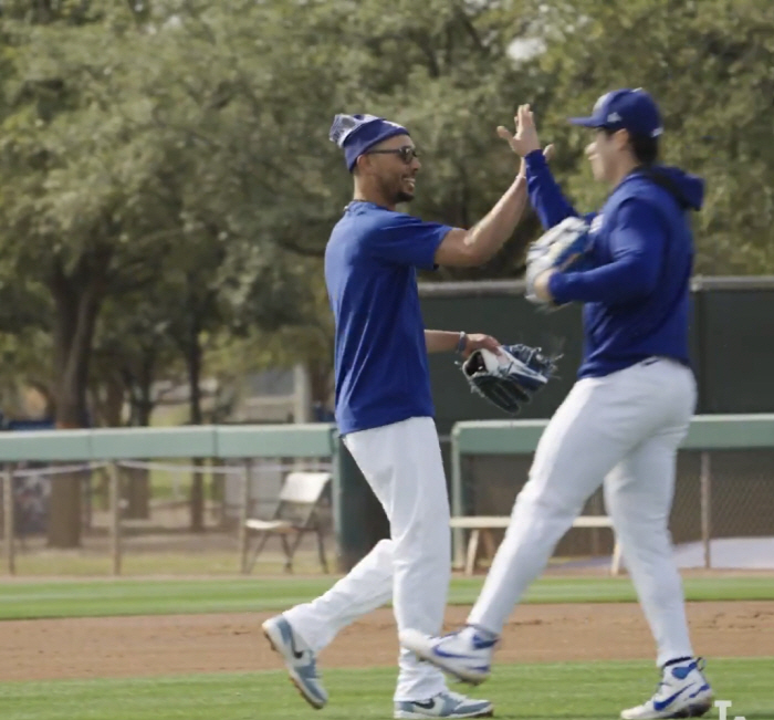 Hyesung, look carefully. This is the Dodgers. Mookie Betts helps the special rookie from Korea