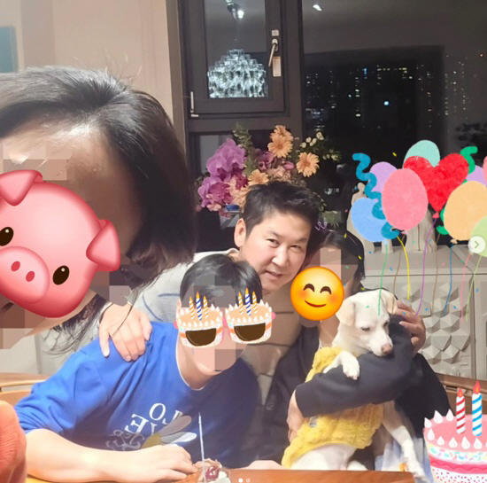  Even if you're busy, your family comes first...Shin Dong-yeop, who celebrated his birthday, made a special affection attack on his dog