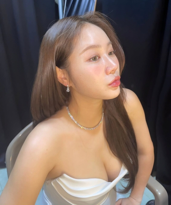  Off-shoulder dress perfectly pulled off Soyou, shining volume in elegance