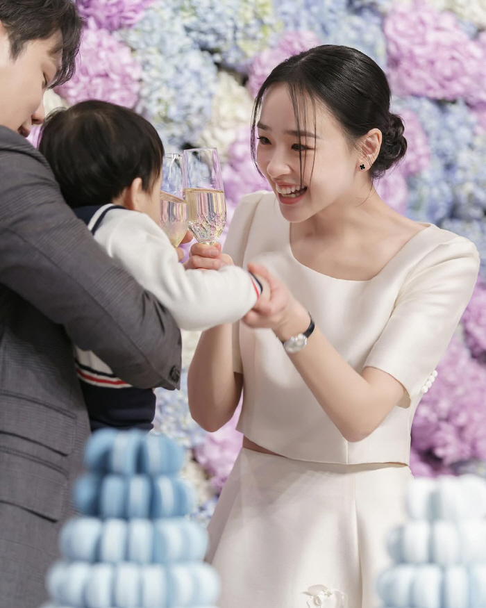 Son Yeon-jae, a first birthday party at a luxury hotel like a wedding..♥Slightly reveal the financial man's face