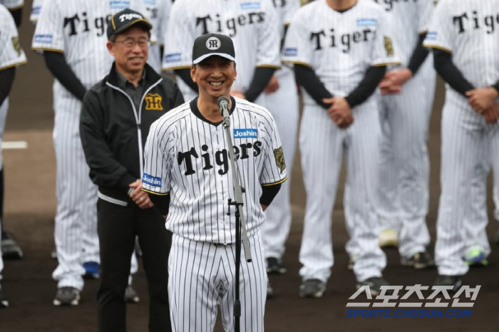 A 158kmh light speed ball in mid-February, plus a player who fosters 28 million won a year, and one inning with six pitches is gone