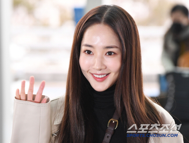  Park Min-young accompanied CEO Kwon Jin-young who left Hook..Difference Entertainment of Loyalty