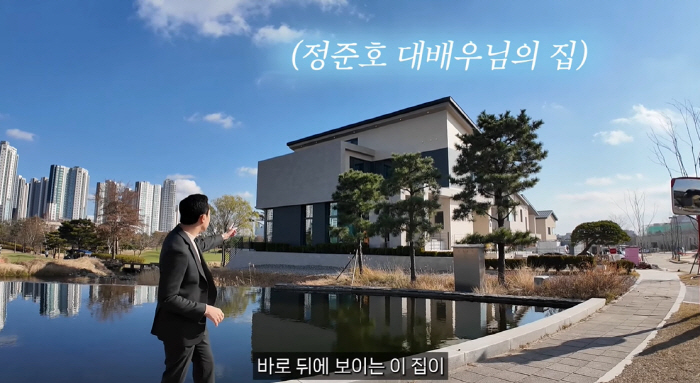 Jung Joon-ho built a luxury detached house inside a golf course to enter an international school for his children (Ttubuck Real Estate)