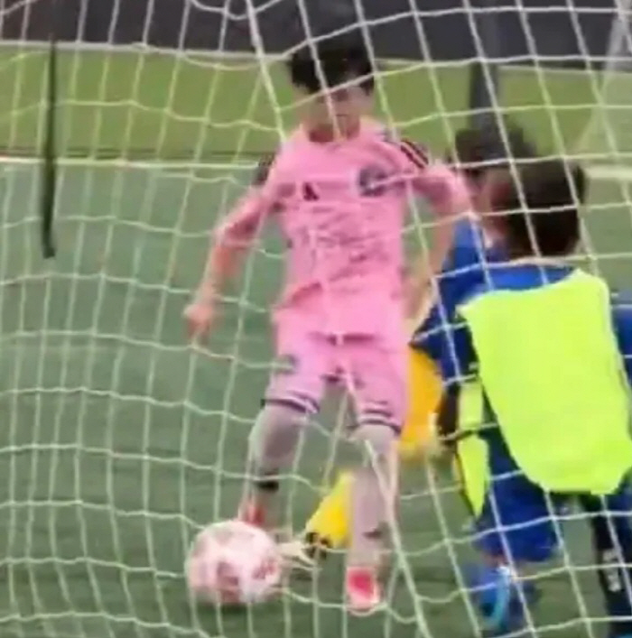 Just let Barcelona go Messi's 6-year-old son is in trouble for dribbling...a big league talent