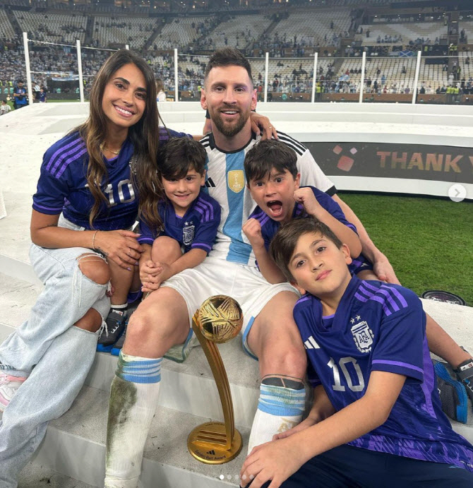 Just let Barcelona go Messi's 6-year-old son is in trouble for dribbling...a big league talent