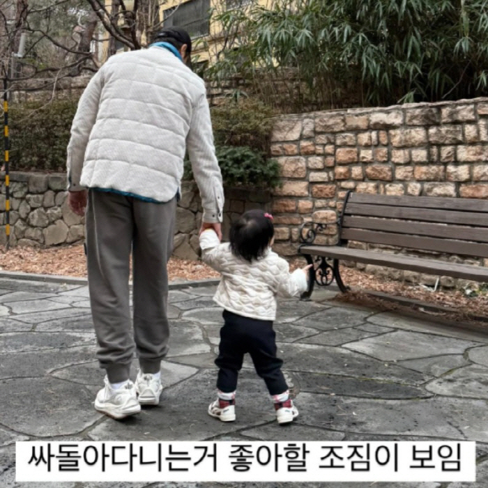 Lee Byung-hun captures a friendly walk with his daughter who is 15 months late...♥ Lee Minjung's mom smile