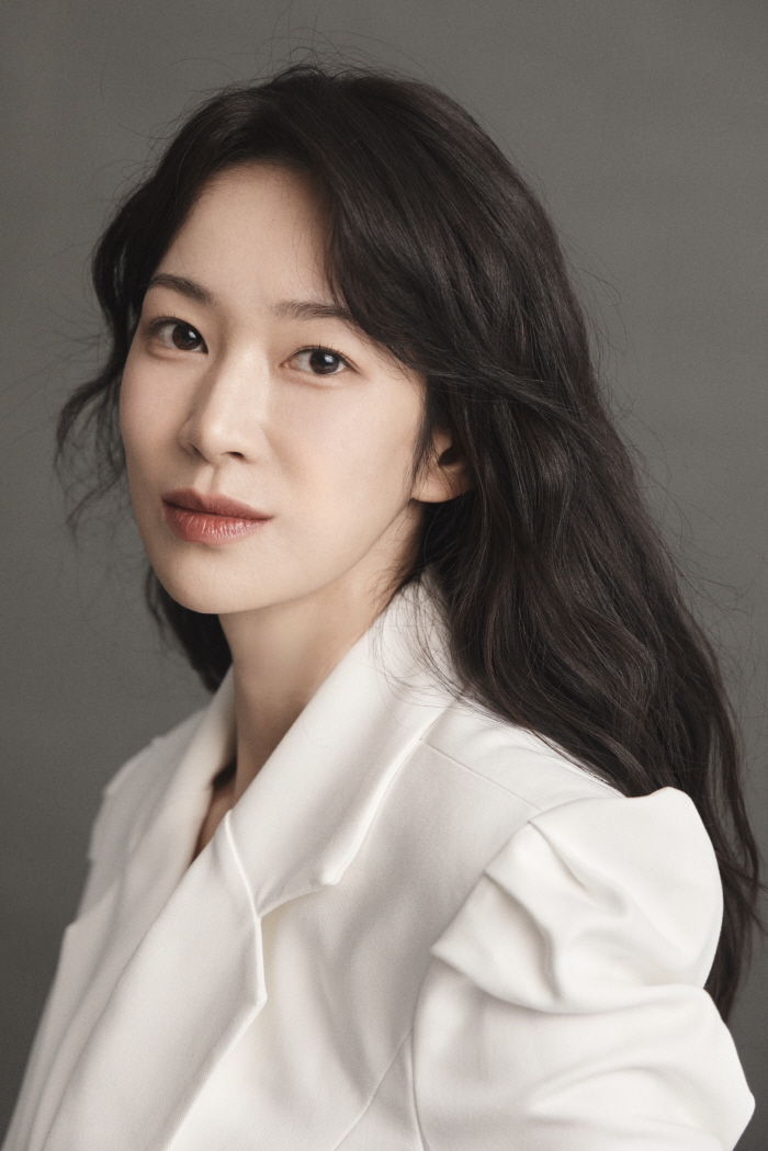 Oh Hye-won signs exclusive contract with Timneo...A charm that catches the eye of the hard smoke