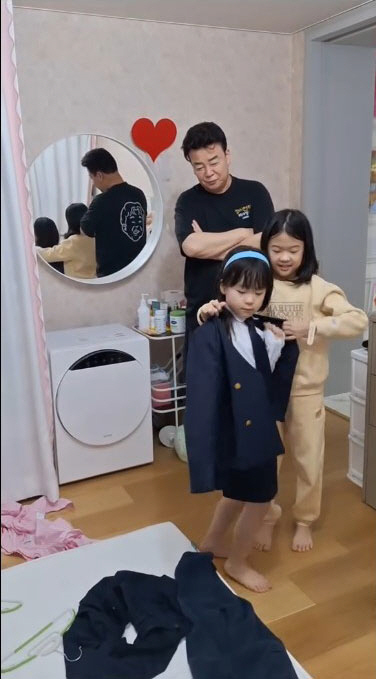 400 billion rich Jongwon Baek ♥ Soyoo-jin's simple spending on his daughter's school uniform