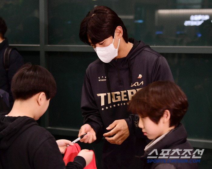 Can I turn a blind eye to my children's fans? Emergency fan signing event (Incheon Airport Site) held when 500 million MVP appeared