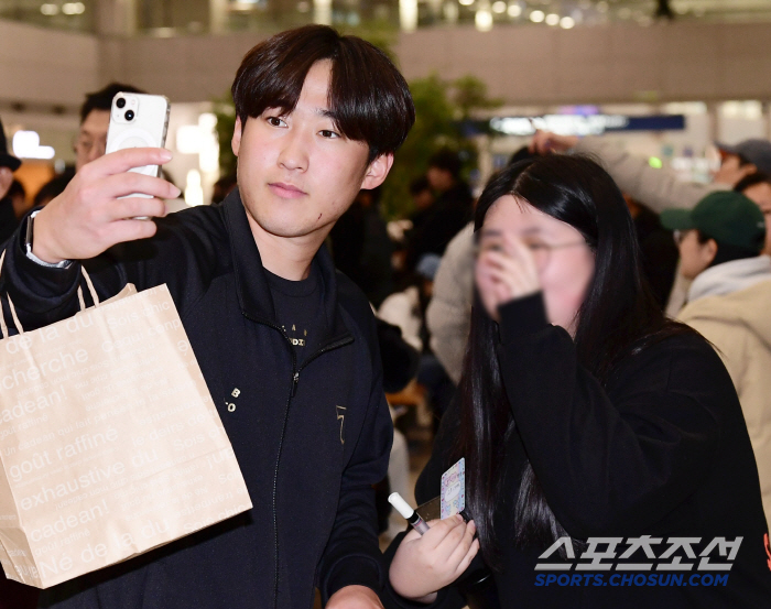 Can I turn a blind eye to my children's fans? Emergency fan signing event (Incheon Airport Site) held when 500 million MVP appeared