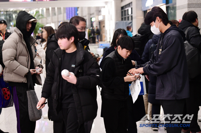 Can I turn a blind eye to my children's fans? Emergency fan signing event (Incheon Airport Site) held when 500 million MVP appeared