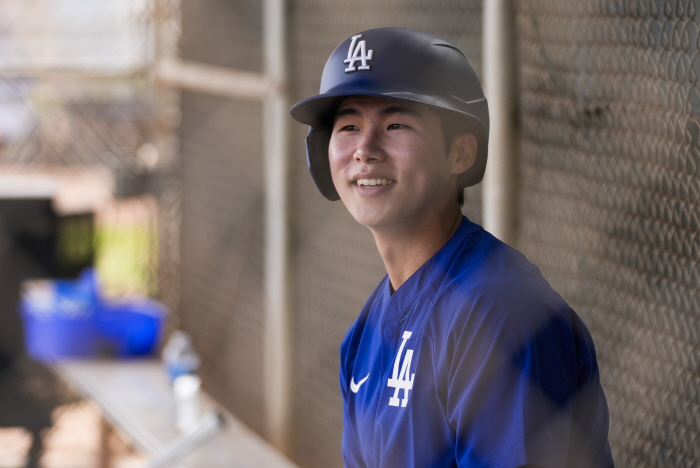 Kim Hye-sung, a player who can win only with Roberts' defense, which was announced as a training center fielder to raise him as a true super utility