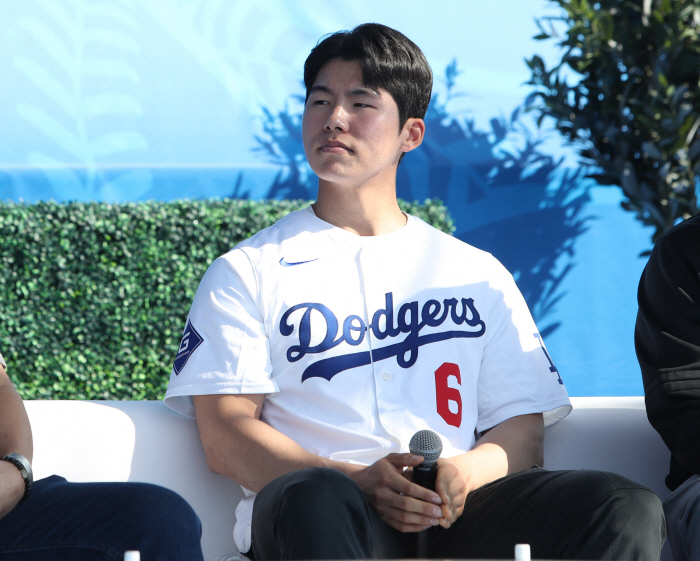 Kim Hye-sung, a player who can win only with Roberts' defense, which was announced as a training center fielder to raise him as a true super utility