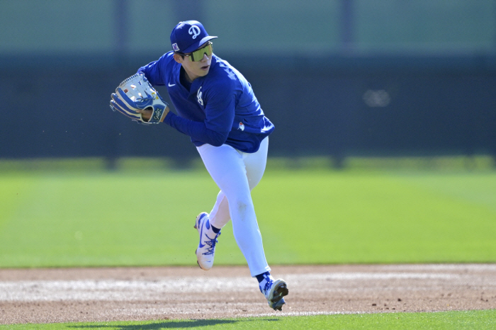 Kim Hye-sung, a player who can win only with Roberts' defense, which was announced as a training center fielder to raise him as a true super utility