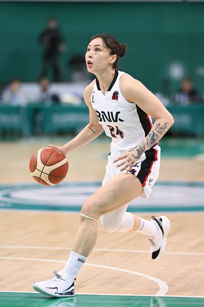 Sonia Kim scored 14 points → Park Hye-jin 14 rebounds BNK's competition for second place is over, Hana Bank is caught and confirmed for second place!