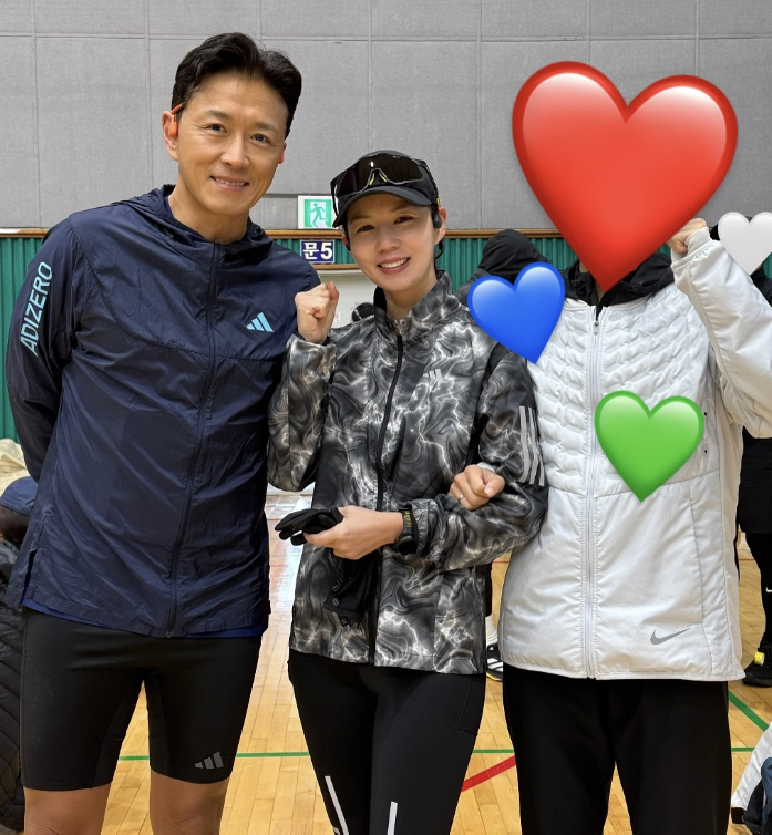 Three daughters adopted Jin Tae-hyun ♥ Park Si-eun donates marathon for 7-year-old rare disease children