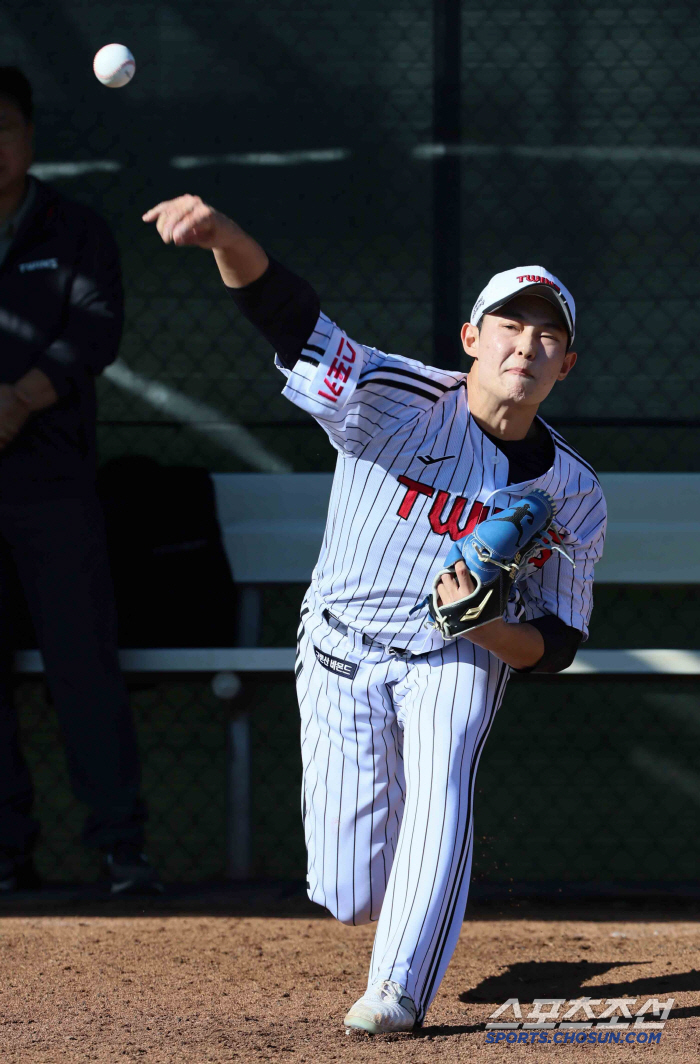 151km bam! 1R rookie, Cheongbaek match, and no run in 1 inning. I turned on the first team's green light. 