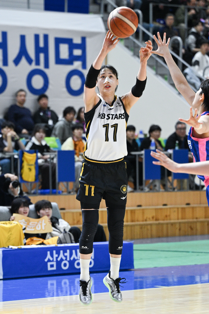 KB Stars defeated Samsung Life Insurance with injury fighting spirit Kang Yi-seul and confirmed its advance to the PO as fourth place