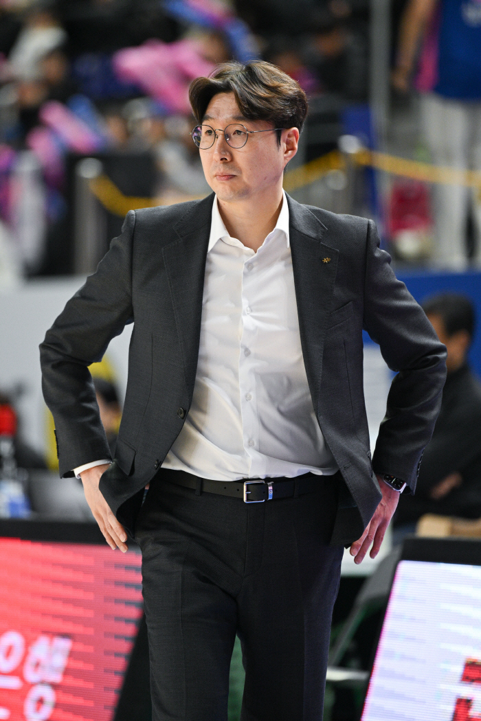  KB Stars coach Kim Wan-soo finally overcame the limit