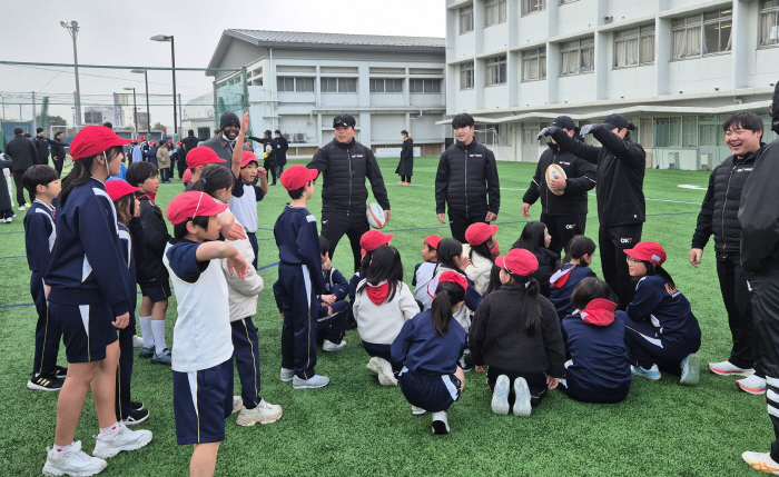 Reunion for the first time in two years, OK Man Rugby Team holds a rugby class at the Geumgang School in Osaka, a descendant of the Korean people