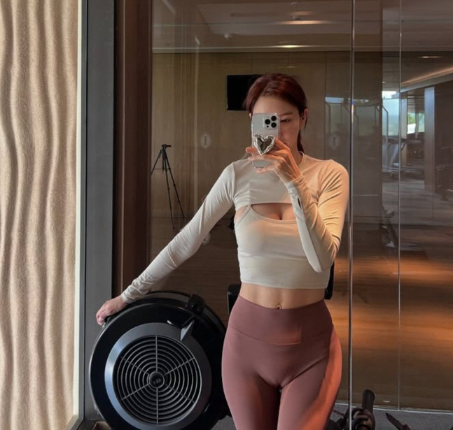  Perfect S-line even after giving birth...After School Jung-ah shows off her sportswear  swimming suit body