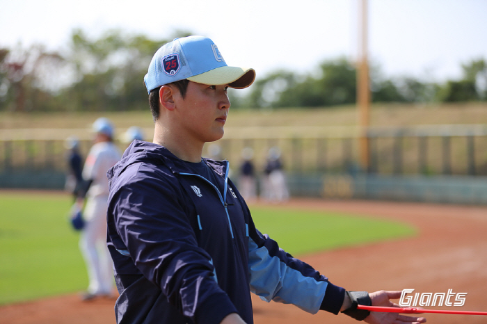 A sudden attack! Choi Jun-yong's elbow pain returned home, and the doctor accompanying the camp diagnosed it himself...Failed to appear in the opening game  Sighing at the leadership 