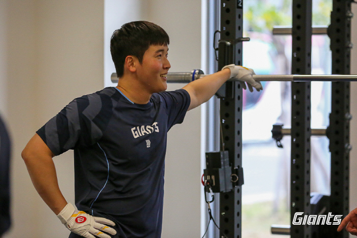 A sudden attack! Choi Jun-yong's elbow pain returned home, and the doctor accompanying the camp diagnosed it himself...Failed to appear in the opening game  Sighing at the leadership 