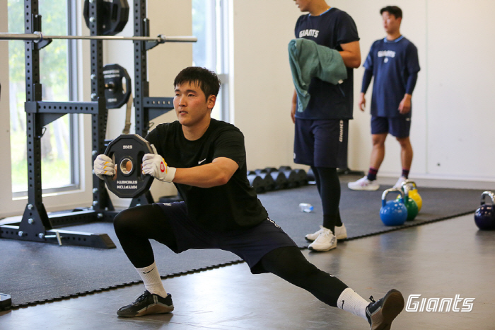 A sudden attack! Choi Jun-yong's elbow pain returned home, and the doctor accompanying the camp diagnosed it himself...Failed to appear in the opening game  Sighing at the leadership 