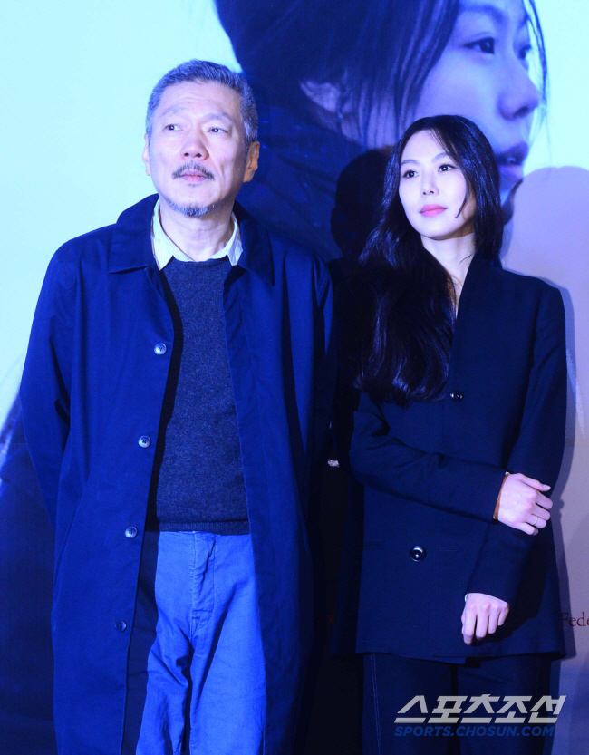 Hong Sang-soo Shows Affection for Kim Min-hee at Berlinale