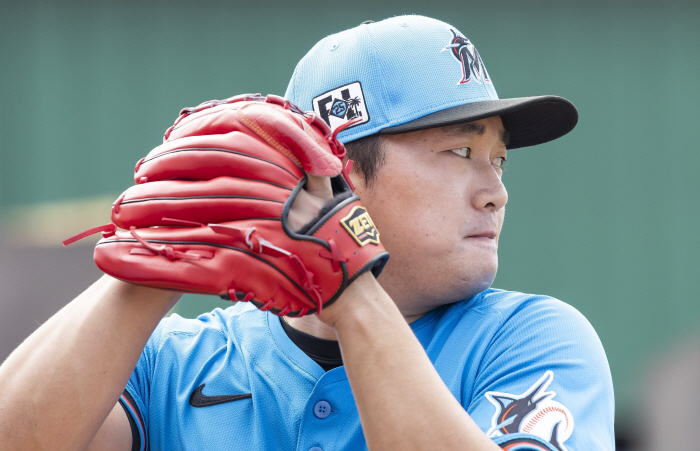 Isn't this the first time in history you've had a finger fracture while shadowpitching? Ko Woo-seok's Hwangdang Injuries, Big League Dreams Are Impossible