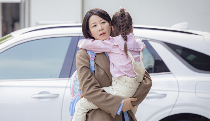 Jeon Hye-jin and Lee Sun-kyun will return to the drama after about a year of bereavementDaechi-dong's passionate mom riding life