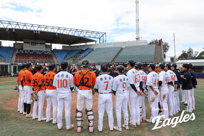 Now it's the real game! Melbourne, Australia → Okinawa Hanwha to reduce the number of campers...All three rookie pitchers accompanied