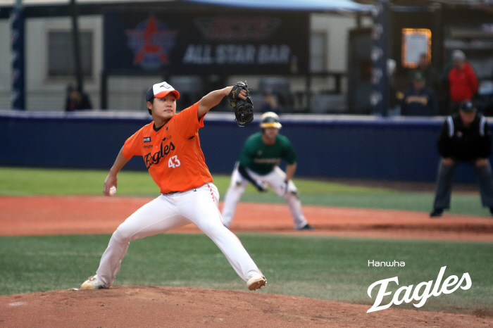 Now it's the real game! Melbourne, Australia → Okinawa Hanwha to reduce the number of campers...All three rookie pitchers accompanied