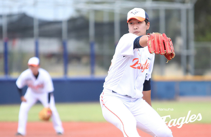 Now it's the real game! Melbourne, Australia → Okinawa Hanwha to reduce the number of campers...All three rookie pitchers accompanied