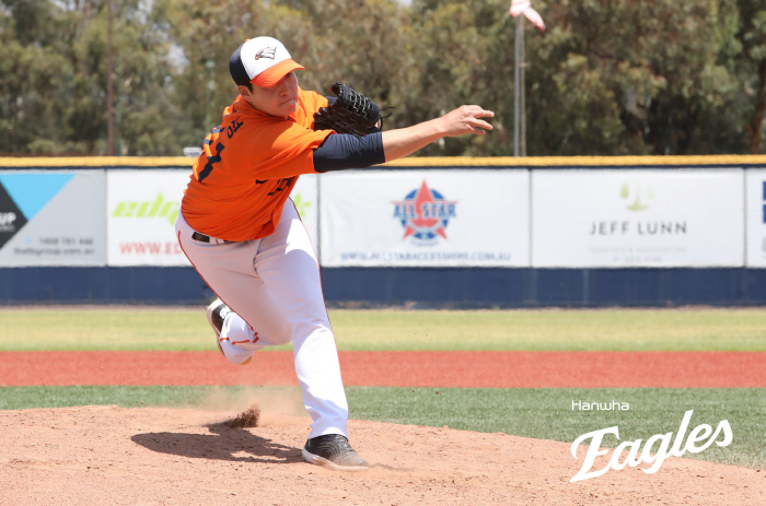 Now it's the real game! Melbourne, Australia → Okinawa Hanwha to reduce the number of campers...All three rookie pitchers accompanied