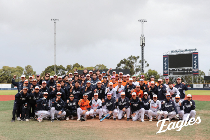 Now it's the real game! Melbourne, Australia → Okinawa Hanwha to reduce the number of campers...All three rookie pitchers accompanied