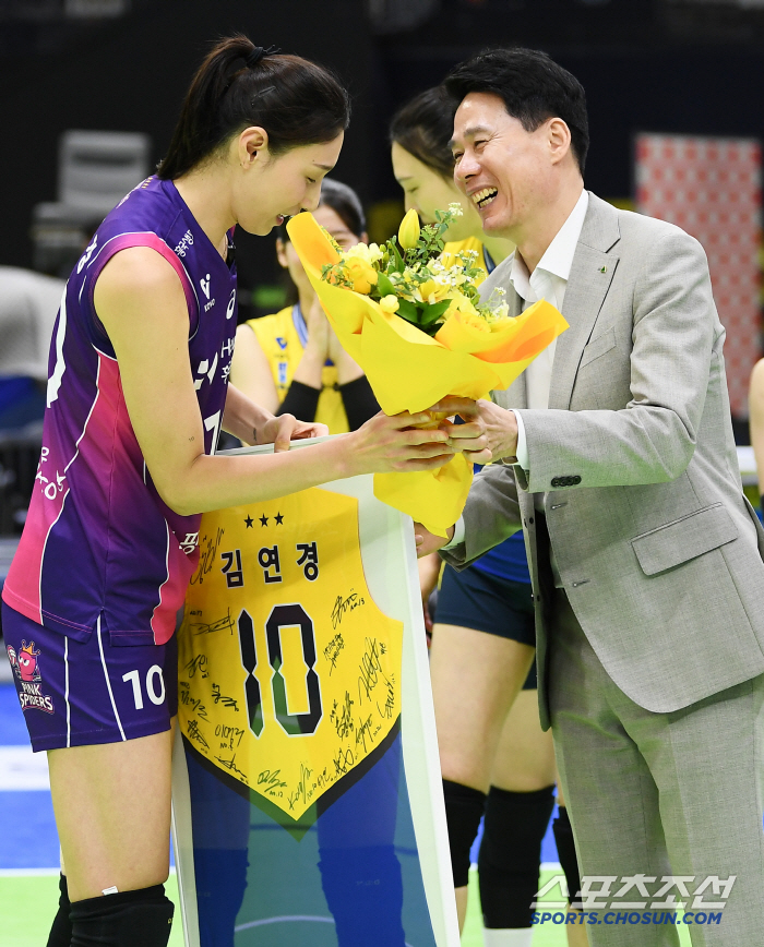 Is it tears or dusty? Kim Yeon-koung got emotional at the farewell ceremony in Suwon