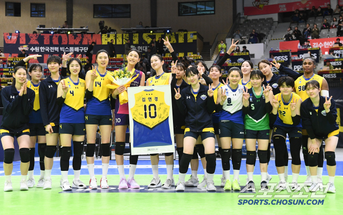 Is it tears or dusty? Kim Yeon-koung got emotional at the farewell ceremony in Suwon