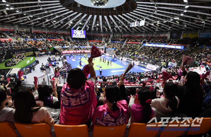 Is it tears or dusty? Kim Yeon-koung got emotional at the farewell ceremony in Suwon