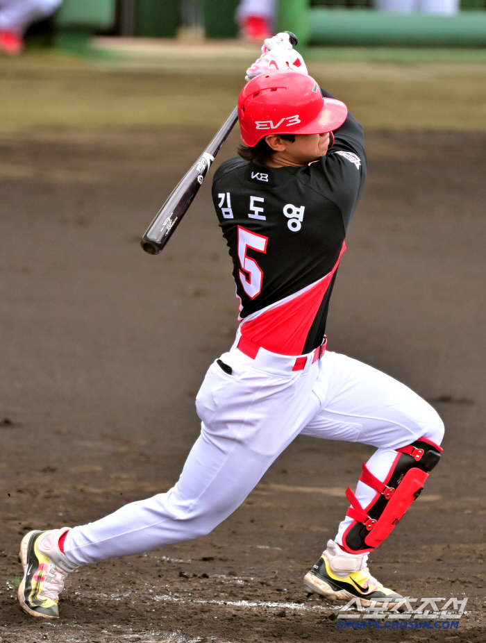 Kim Do Young Scam's first hit fancam, and the opponent's infield is icy due to lightning